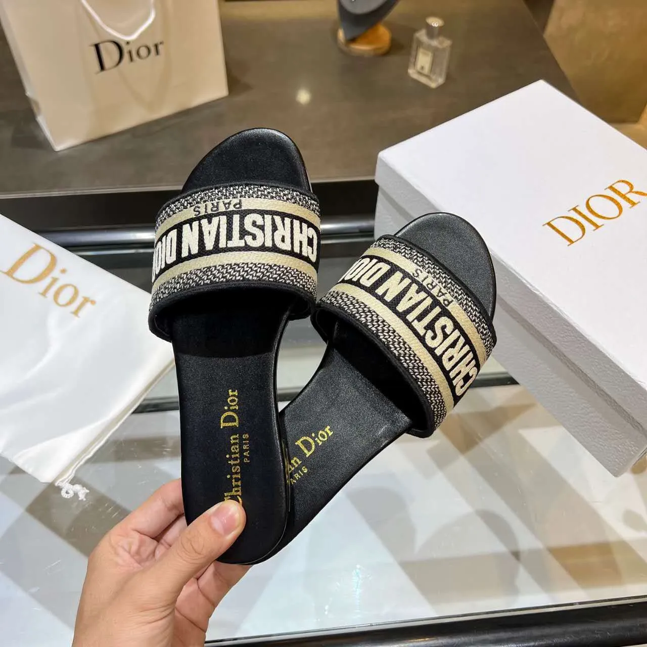 👟👟Ex-factory price👟👟Ex-factory price 360👟👟 (Dior) Dior counter new color women's flat slippers.💥 💥 💥 Fashionable and novel. Simple and elegant yet elegant. [Rose] [Rose] [Rose] The original version is developed at 1:1, and the material is the same as the original version. Color. Black. Red. Pink. Blue..., code number 35-40. (41 can be customized)